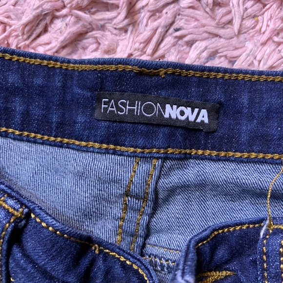FASHION NOVA RIPPED JEANS - Picture 4 of 4